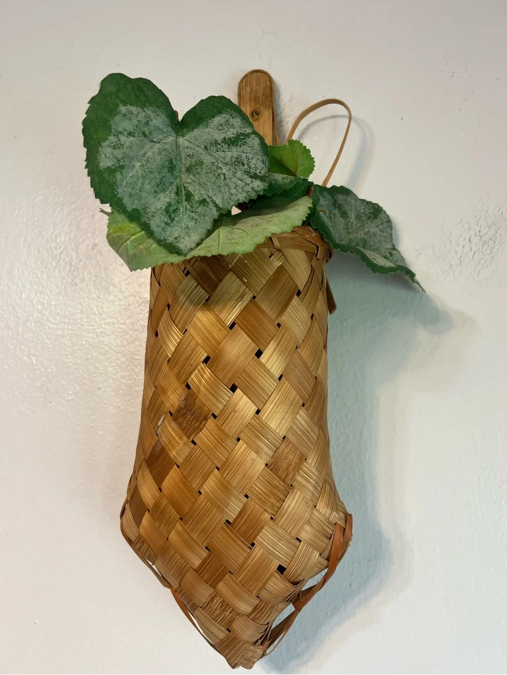 Authentic vintage jewelry Woven Wall Basket with flat back